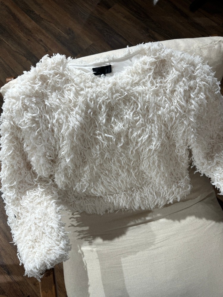 Pull blanc avec des froufrou - French Retailers