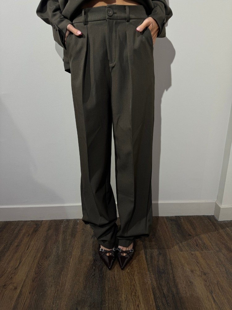 Pantalon tailleur avec boutons aux chevilles - French retailers